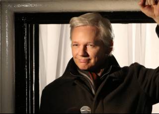 Acordo de Assange é ruim para liberdade de imprensa, diz autora de livro sobre WikiLeaks