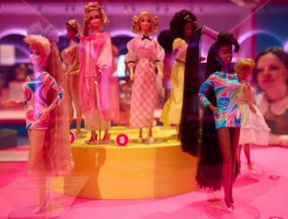 Museu de Londres lança exposição para celebrar os 65 anos da boneca Barbie